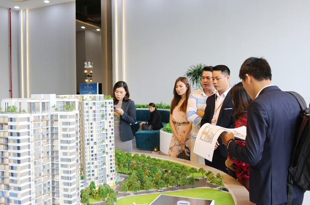 Mua vào hay bán ra bất động sản lúc này?